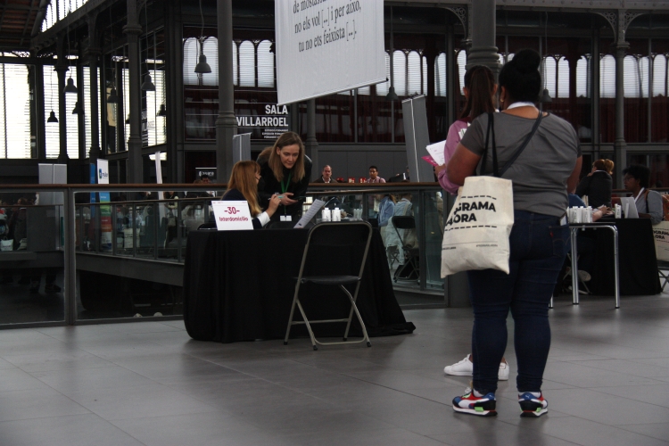 Some job seekers in front of a company stand in Born cultural center on May 2, 2022